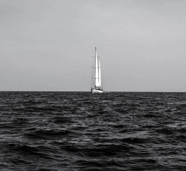 Plachetnice v moři. — Stock fotografie
