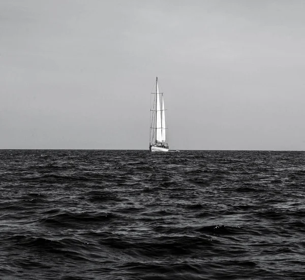 Iate à vela no mar. — Fotografia de Stock