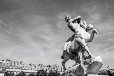 Paris, Fransa - 30 Temmuz 2015: Tuileries bahçe heykel. Tuileries Garden - 30 Ağustos 2015 yılında Paris, Fransa Louvre Müzesi ve Place de la Concorde arasında yer alan kamu bahçe.