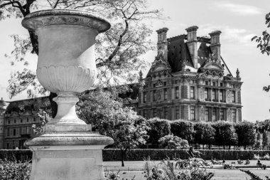 Paris, Fransa - 30 Temmuz 2015: Tuileries bahçe heykel. Tuileries Garden - 30 Ağustos 2015 yılında Paris, Fransa Louvre Müzesi ve Place de la Concorde arasında yer alan kamu bahçe.