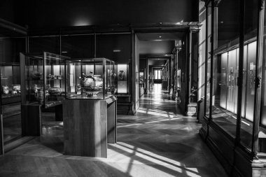 Paris, Fransa - 02 Eylül, 2015: Louvre kapalı. Paris, France.The Müzesi dünyanın en büyük müzeleri ve tarihi bir anıt biridir. 