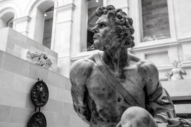 Paris, Fransa - 30 Temmuz 2015: Louvre Müzesi, Paris, Fransa, heykel salonu. Louvre dünyanın en çok ziyaret edilen müze olduğunu. Paris, Fransa.