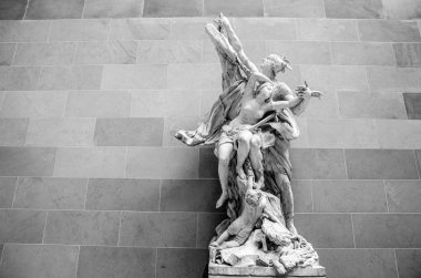 Paris, Fransa - 30 Temmuz 2015: Louvre Müzesi, Paris, Fransa, heykel salonu. Louvre dünyanın en çok ziyaret edilen müze olduğunu. Paris, Fransa.