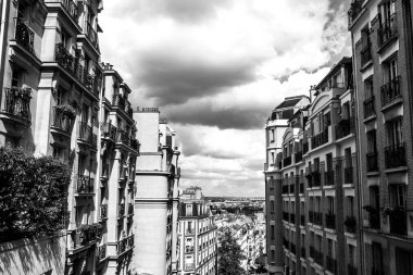 Montmartre yaz Paris ve güzel bulutlu gökyüzü için görüntüleyin. Paris, Fransa.
