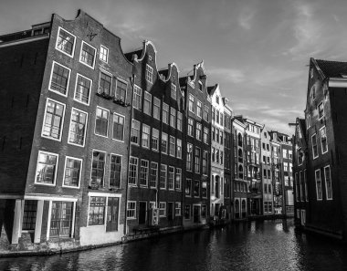 Amsterdam, Hollanda - 15 Ocak 2016: Fotoğraf Amsterdam şehir merkezine yakın çekim Güneş adlı ünlü binaların saatini ayarlayın. Genel manzara görünümü. Amsterdam - Hollanda.