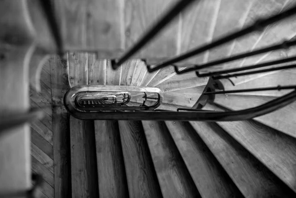 螺旋楼梯在旧建筑，巴黎，法国. — 图库照片
