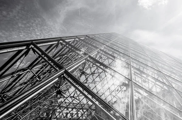 PARÍS, FRANCIA 02 DE SEPTIEMBRE DE 2015: Edificio del Louvre en París, Francia. El museo es uno de los museos más grandes del mundo y un monumento histórico . — Foto de Stock