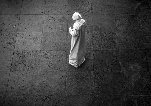 Desempenho de rua de ator estilizado em roupas brancas e máscara . — Fotografia de Stock