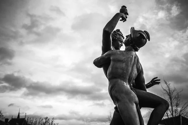 AMSTERDAM, PAÍSES BAJOS - 1 DE ENERO DE 2016: Foto de la antigua estatua de bronce en el parque del Rijksmuseum (Museo Nacional de los Países Bajos dedicado a las artes y la historia en Amsterdam ). —  Fotos de Stock