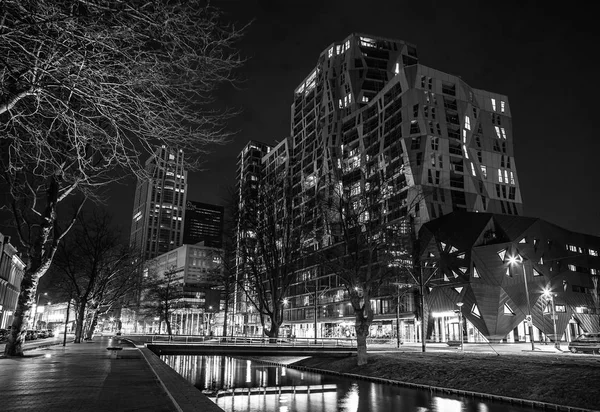 ROTTERDAM, PAÍSES BAJOS - 26 DE DICIEMBRE DE 2015: Foto de lugares de interés turístico de la ciudad por la noche el 26 de diciembre de 2015 en Rotterdam - Países Bajos . —  Fotos de Stock