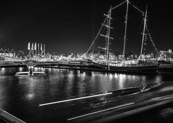 AMSTERDAM, PAÍSES BAJOS - 14 DE DICIEMBRE DE 2015: Foto de un crucero moviéndose por los canales nocturnos de Ámsterdam en Ámsterdam, Países Bajos . —  Fotos de Stock