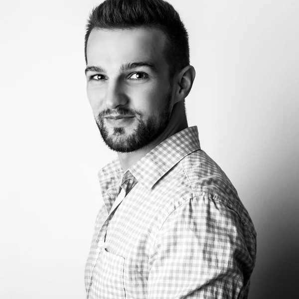 Retrato preto-branco de homem bonito jovem elegante na camisa elegante . — Fotografia de Stock