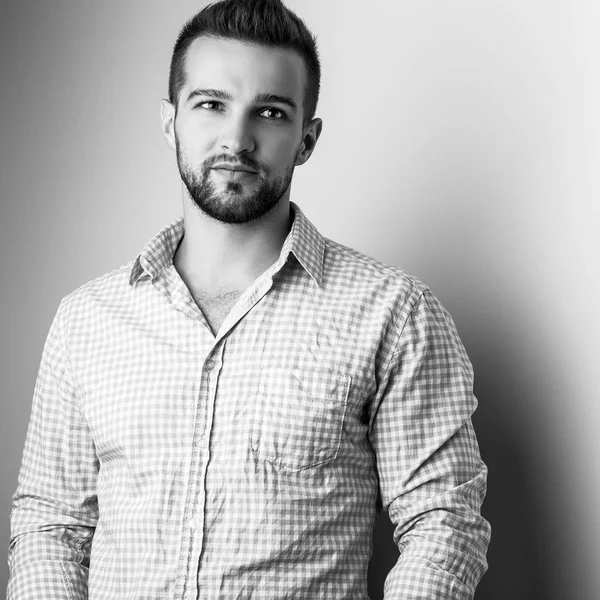 Retrato preto-branco de homem bonito jovem elegante na camisa elegante . — Fotografia de Stock