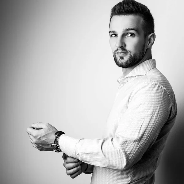 Retrato blanco y negro de un joven guapo elegante con camisa elegante . — Foto de Stock