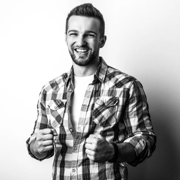 Retrato preto-branco de homem bonito jovem elegante na camisa elegante . — Fotografia de Stock