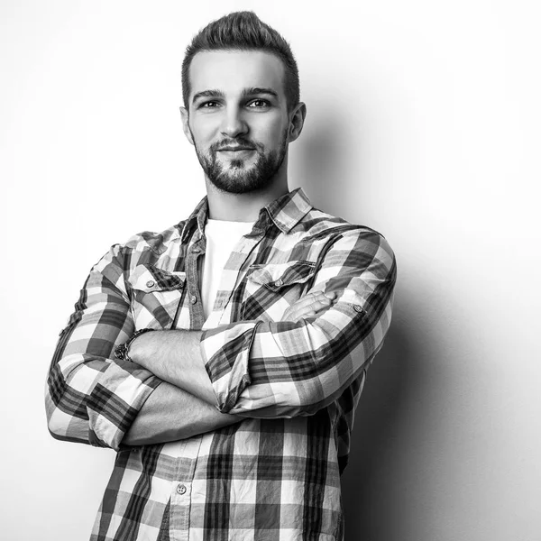 Retrato blanco y negro de un joven guapo elegante con camisa elegante . — Foto de Stock