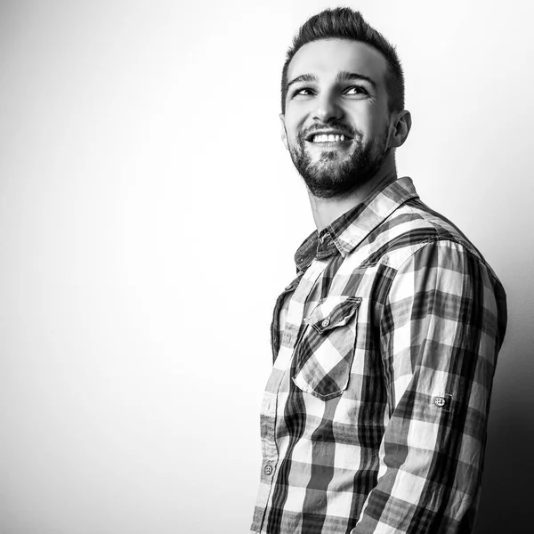 Retrato preto-branco de homem bonito jovem elegante na camisa elegante . — Fotografia de Stock