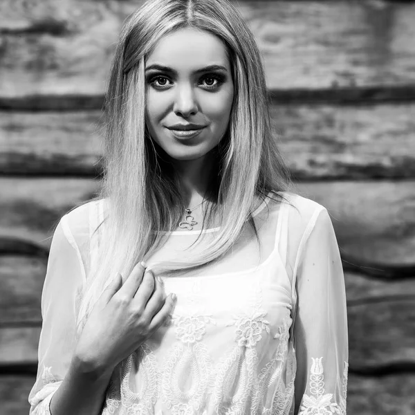 Giovane sensuale & bellezza donna bionda posa su sfondo di legno. Foto in bianco e nero — Foto Stock