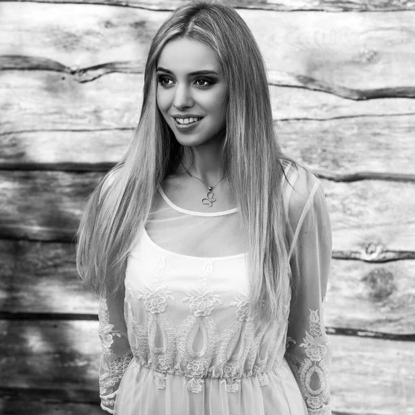 Jeune femme blonde sensuelle & beauté pose sur fond en bois. Photo noir-blanc — Photo