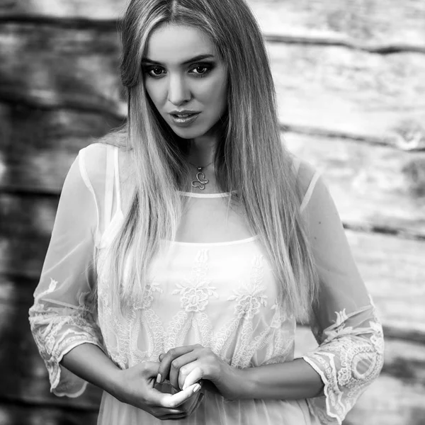 Joven sensual y belleza rubia pose sobre fondo de madera. Foto en blanco y negro —  Fotos de Stock