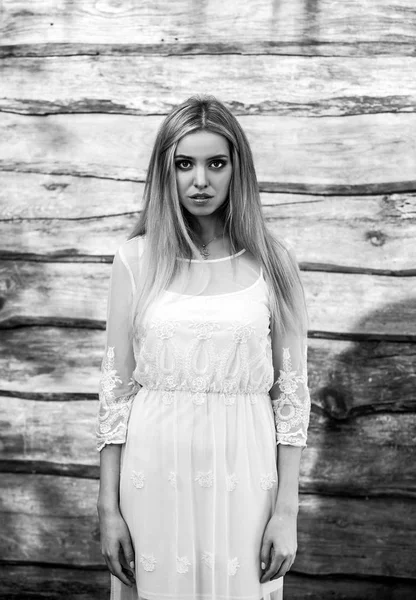 Young sensual & beauty blonde woman pose on wooden background. Black-white photo — Stock Photo, Image