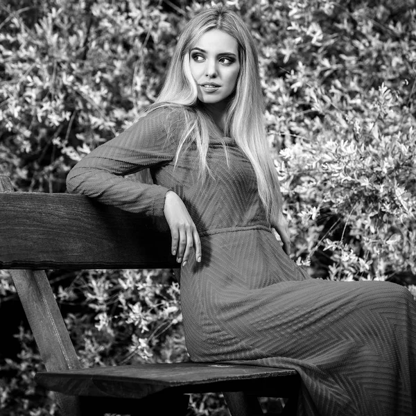 Retrato al aire libre blanco y negro de una hermosa joven rubia sonriente en un elegante vestido largo . —  Fotos de Stock