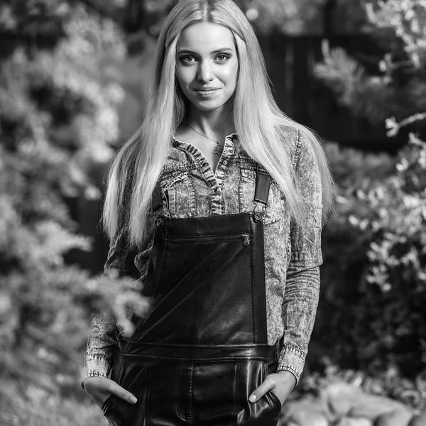 Retrato al aire libre blanco y negro de una hermosa joven rubia sonriente . —  Fotos de Stock