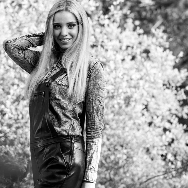 Retrato al aire libre blanco y negro de una hermosa joven rubia sonriente . —  Fotos de Stock