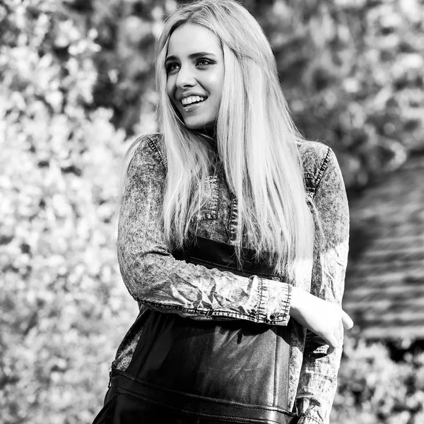 Retrato al aire libre blanco y negro de una hermosa joven rubia sonriente . —  Fotos de Stock