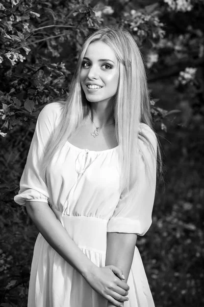 Černo bílá venkovní portrét usmívající se krásná mladá blond žena v stylových šatech. — Stock fotografie