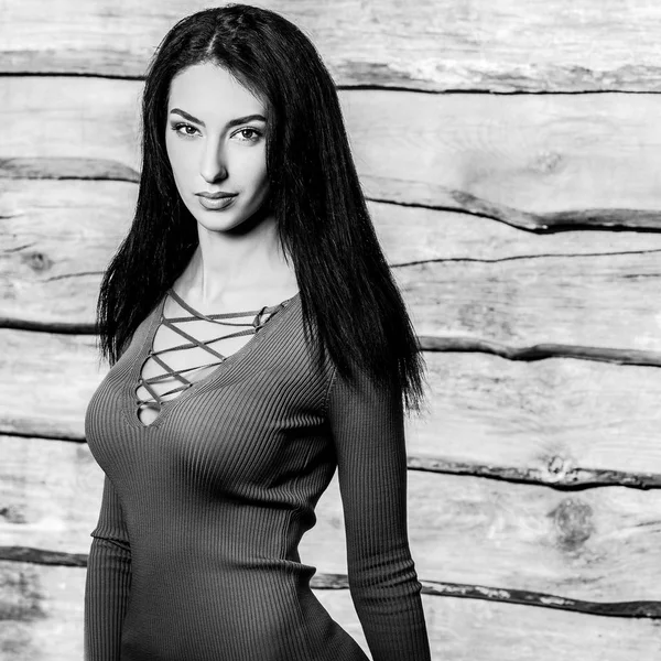 Young sensual & beauty brunette woman pose against wooden background. Black-white photo. — Stock Photo, Image