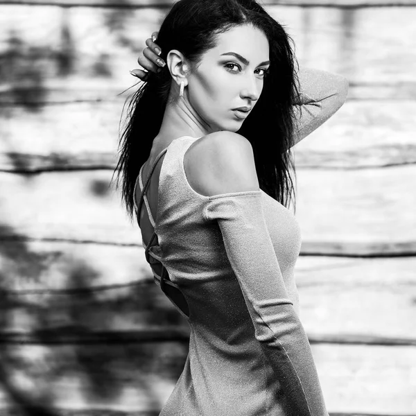 Mladí smyslné & krása bruneta žena představují dřevěné pozadí. Černo bílé fotografie. — Stock fotografie