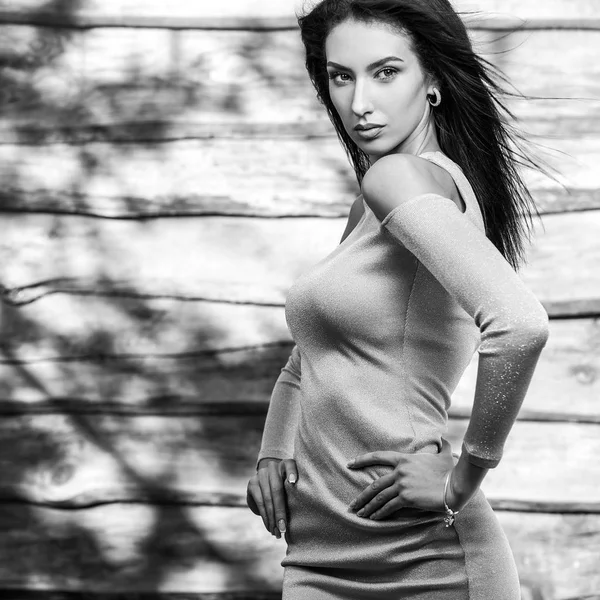 Young sensual & beauty brunette woman pose against wooden background. Black-white photo. — Stock Photo, Image
