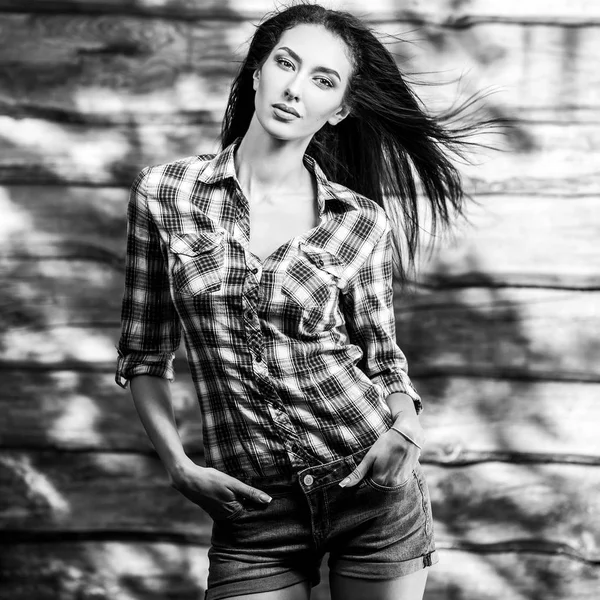 Mladí smyslné & krása bruneta žena představují dřevěné pozadí. Černo bílé fotografie. — Stock fotografie