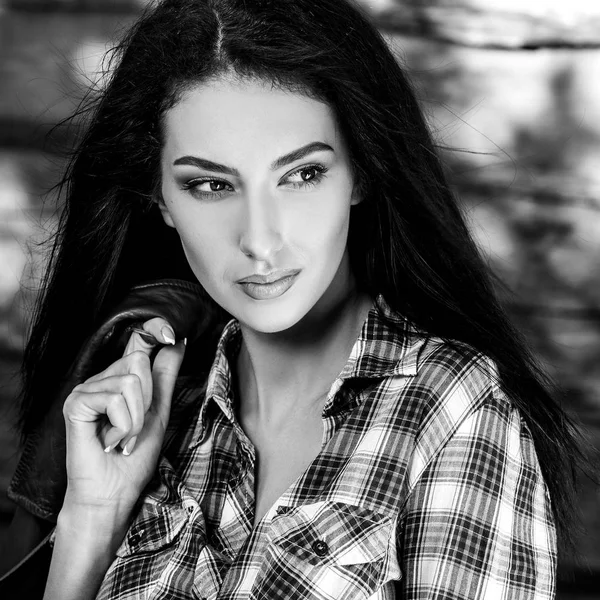 Young sensual & beauty brunette woman pose against wooden background. Black-white photo. — Stock Photo, Image