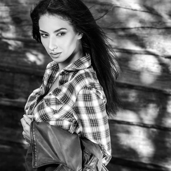 Fiatal, érzéki & barna nő szépségét jelentenek, fából készült háttér. Fekete-fehér fénykép. — Stock Fotó