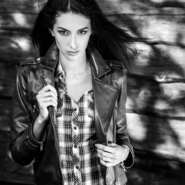 Young sensuele & schoonheid brunette vrouw vormen tegen houten achtergrond. Zwart-wit foto. — Stockfoto
