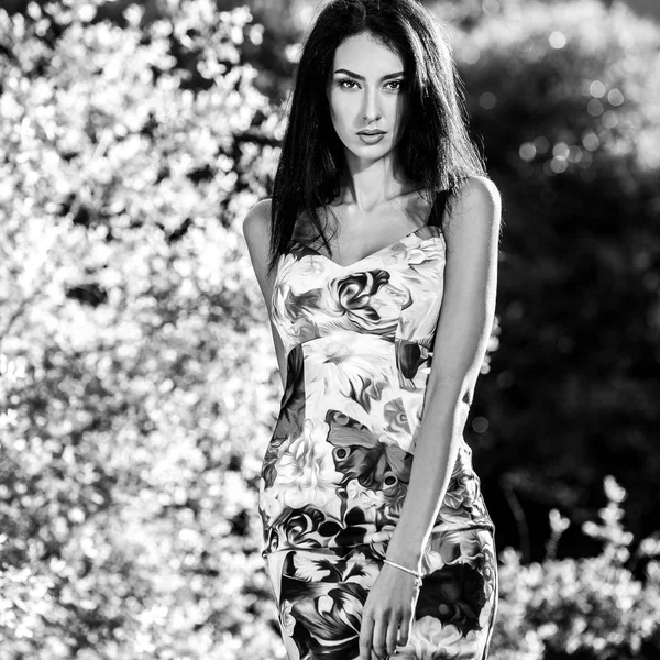 Black-white outdoor portrait of beautiful young brunette woman. — Stock Photo, Image