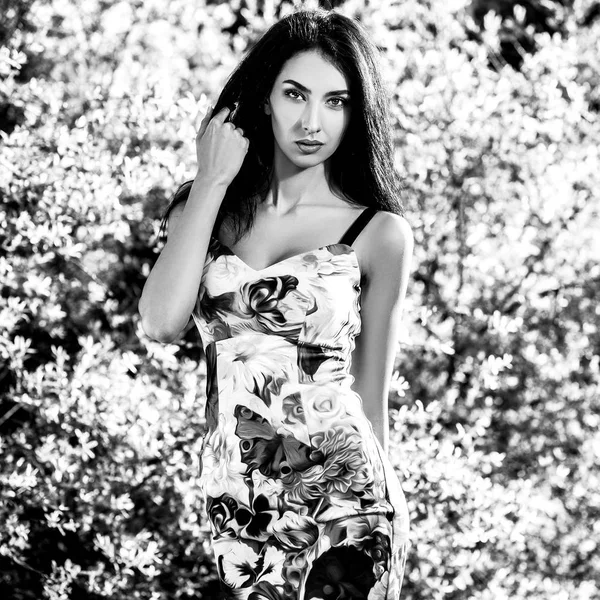 Black-white outdoor portrait of beautiful young brunette woman. — Stock Photo, Image