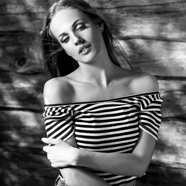 Jovem sensual & beleza mulher loira posar no fundo de madeira. Foto preto-branco . — Fotografia de Stock