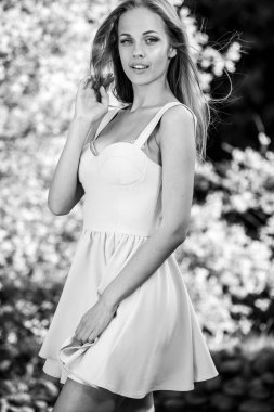 Güzel cinsel sarışın genç kadın doğa arka plan siyah-beyaz açık portresi.