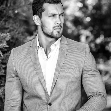 Siyah-beyaz açık klasik gri şık yakışıklı adam portresi uygun pozlar açık