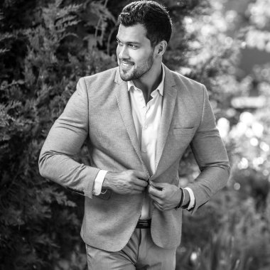 Siyah-beyaz açık klasik gri şık yakışıklı adam portresi uygun pozlar açık