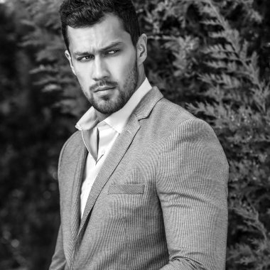 Siyah-beyaz açık klasik gri şık yakışıklı adam portresi uygun pozlar açık