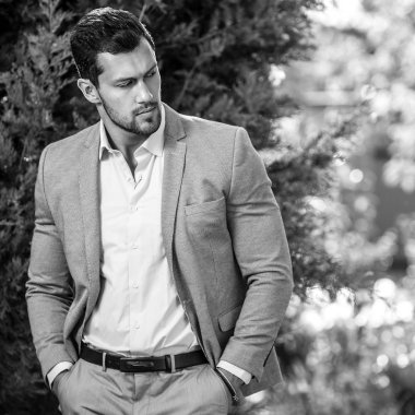 Siyah-beyaz açık klasik gri şık yakışıklı adam portresi uygun pozlar açık