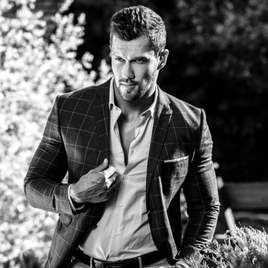 Siyah-beyaz açık klasik zarif yakışıklı adam portresi ceket tekrar doğa arka plan.