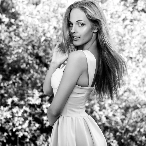 Retrato al aire libre blanco y negro de una hermosa joven rubia sexual contra el fondo de la naturaleza . — Foto de Stock