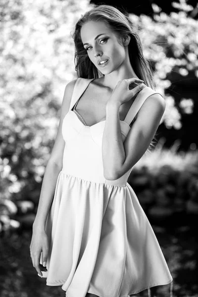 Μαύρο-άσπρο εξωτερική πορτρέτο του όμορφη νεαρή σεξουαλική ξανθιά γυναίκα φύση φόντο. — Φωτογραφία Αρχείου