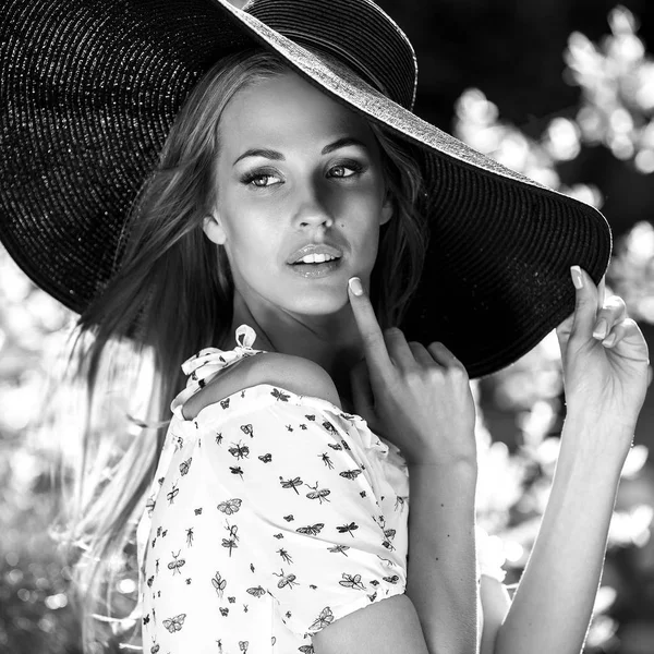 Ritratto all'aperto in bianco-nero di bella giovane donna bionda sexy in cappello classico nero . — Foto Stock