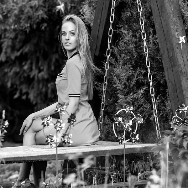 自然の背景に美しい若い性的な金髪女性のブラック ホワイト屋外のポートレート. — ストック写真